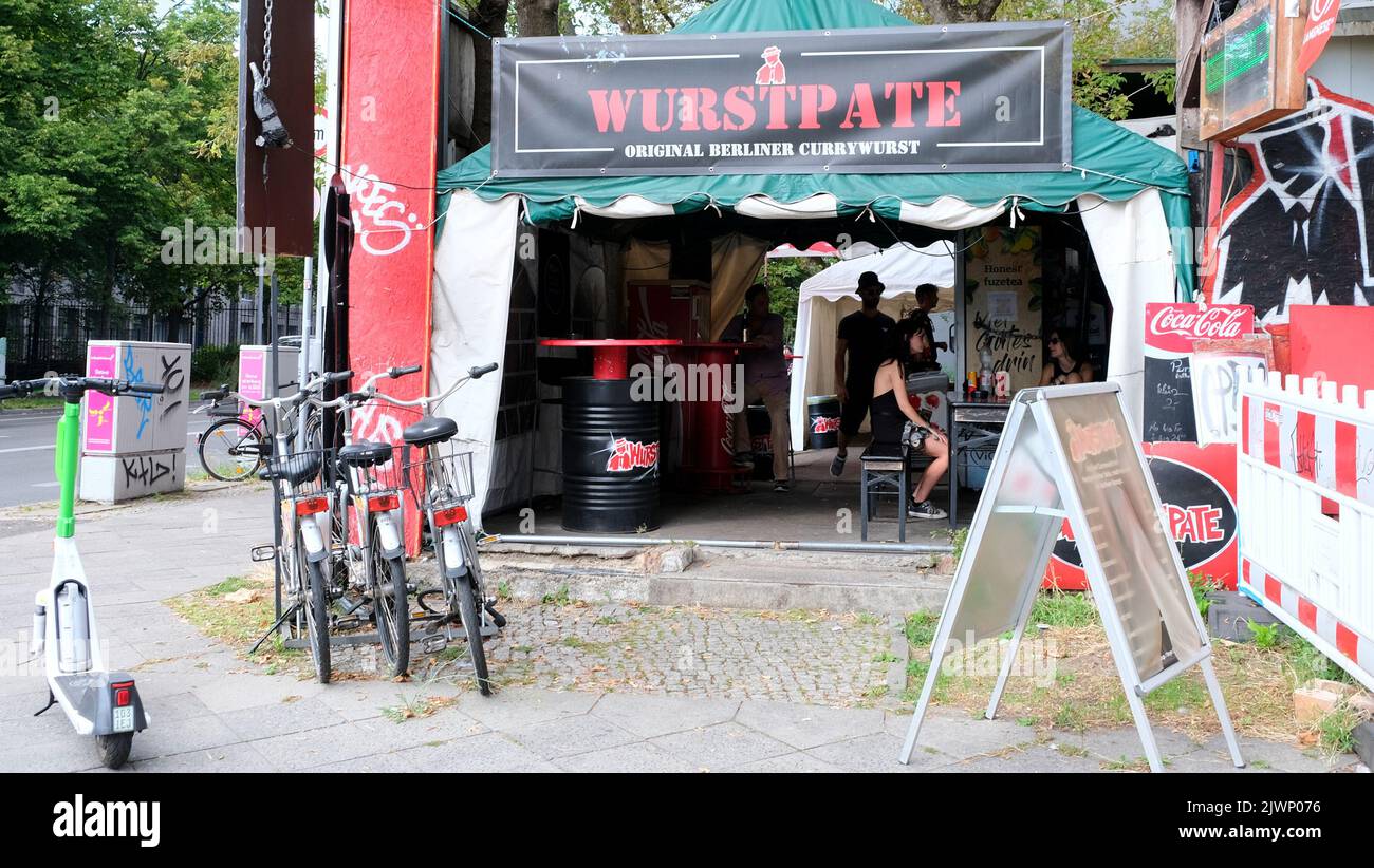 Berlin, Allemagne, 25 août 2022, parrain de saucisses - Original berlin currywurst - snack-bar dans Köpenicker Strasse. Banque D'Images