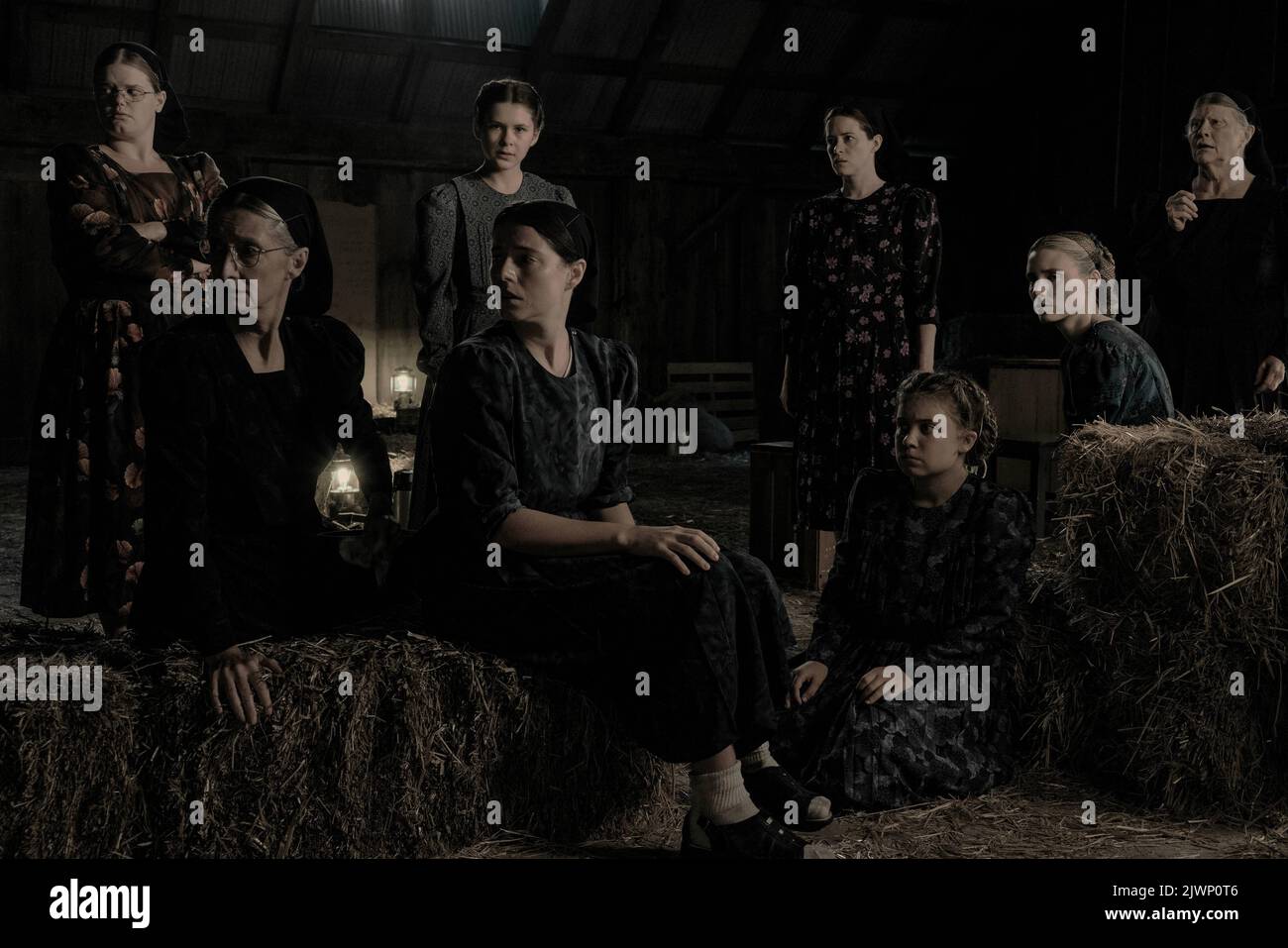 DATE DE SORTIE: 2 décembre 2022. TITRE: Les femmes parlent. STUDIO: Artistes Unis. DIRECTEUR: Sarah Polley. PARCELLE: En 2010, les femmes d'une communauté religieuse isolée se battent pour réconcilier leur réalité avec leur foi. Basé sur le roman de Miriam Toews. AVEC : (l-r.) Michelle McLeod comme Mejal, Sheila McCarthy comme Greta, Liv McNeil comme Neitje, Jessie Buckley comme Mariche, Claire Foy comme Salome, Kate Hallett comme Autje, Rooney Mara comme Ona et Judith Ivey comme Agata. (Credit image: © United Artists/Entertainment Pictures) Banque D'Images