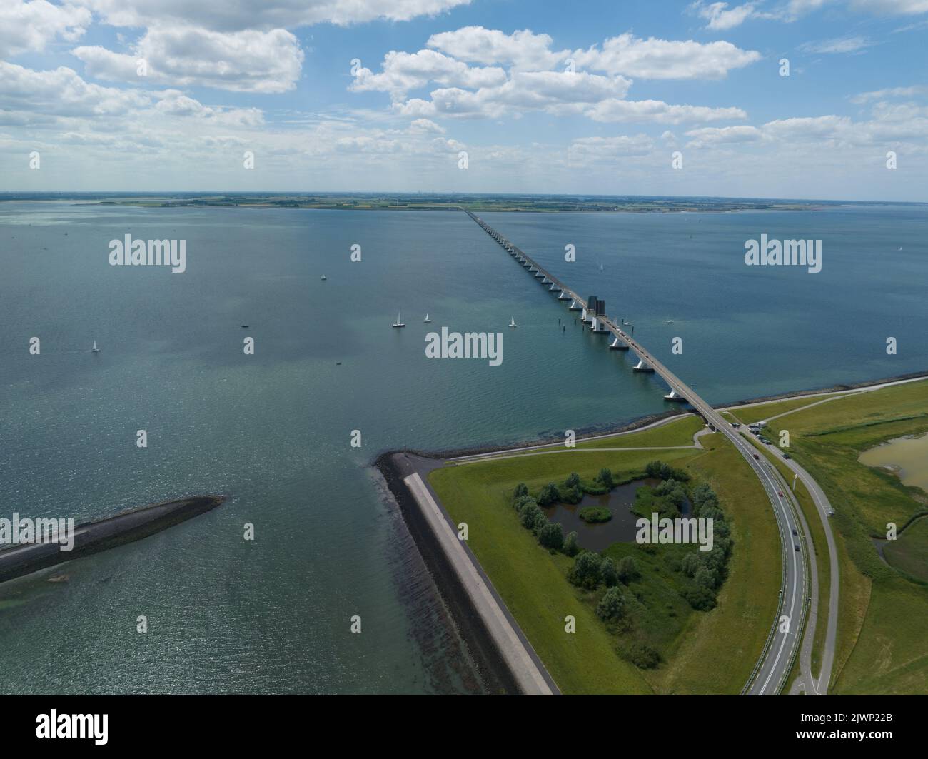 Pont de Zeelandbridge à l'infini dans la vue aérienne de drone de distance. Partie de Delta fonctionne. Infrastructure néerlandaise holland Zeeland. Livraison du transport Banque D'Images