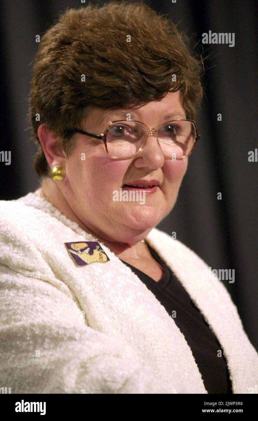 **DOSSIER** Un fichier photo du 19 septembre 2001 de l'ancienne première ministre victorienne Joan Kirner parlant au National Press Club de Canberra. Mme Kirner a été nommée compagnon de l'ordre de l'Australie dans la liste des honneurs de l'anniversaire de la Reine en reconnaissance de son service au Parlement d'État et à la communauté. (AAP image/Alan Porritt) PAS D'ARCHIVAGE ** USAGE STRICTEMENT ÉDITORIAL SEULEMENT ** Banque D'Images