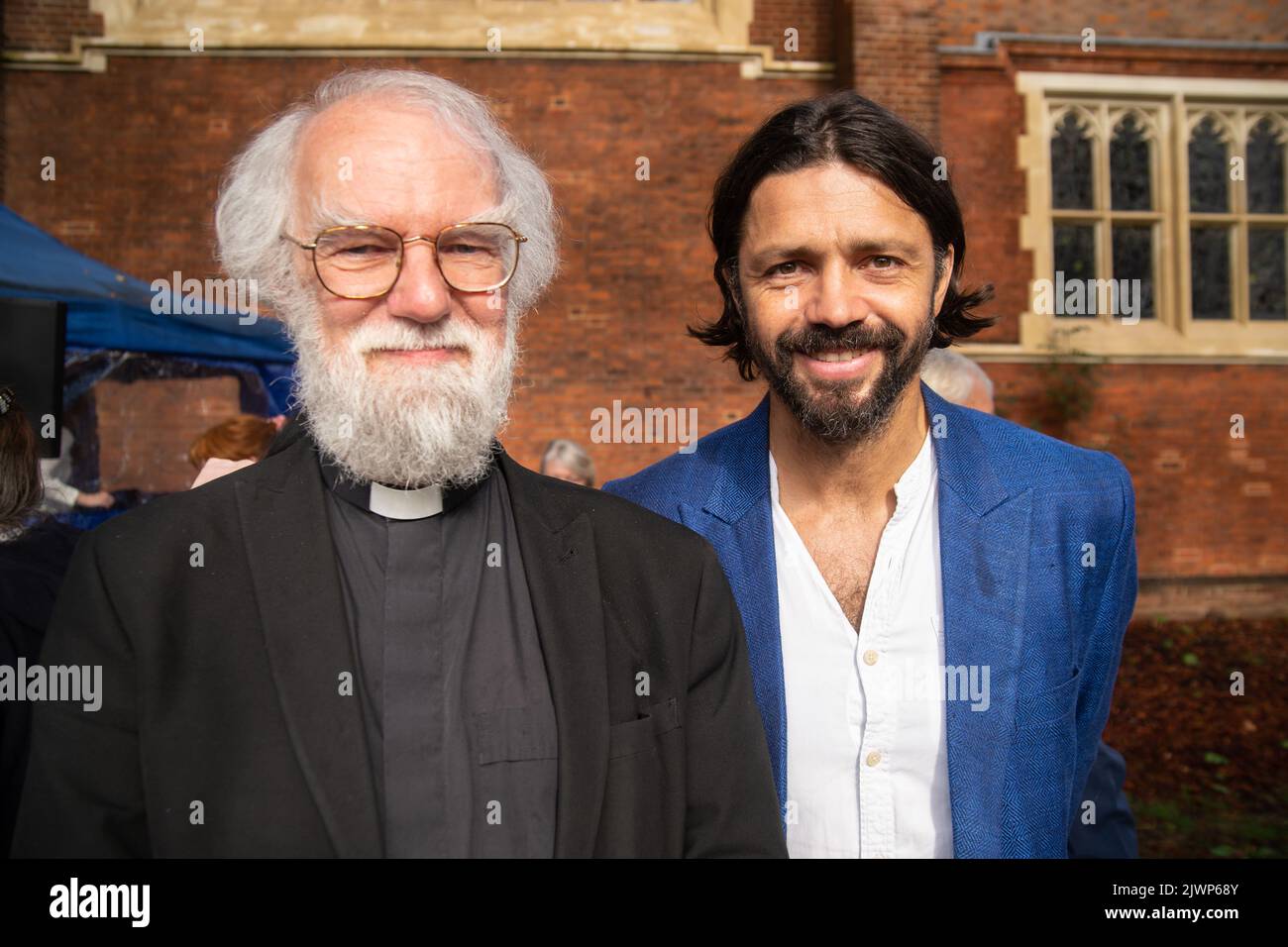 Londres, Royaume-Uni. 6th septembre 2022. Rowan Williams dévoile la statue honorant W B Yeats à Chiswick. L'ambassadeur irlandais, Martin Fraser, ancien archevêque de Canterbury, Rowan Williams, le maire de Hounslow, Bishnu Gurung, le sculpteur Conrad Shawcross RA, Rosi Prescott, sous-lieutenant du Grand Londres, le père Kevin Morris, l'église St Michael et All Angels Church, Un représentant du Vihara bouddhiste et l'acteur Ciaran Hinds étaient tous là. Crédit : Peter Hogan/Alay Live News Banque D'Images