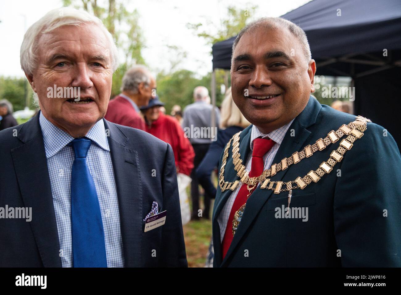 Londres, Royaume-Uni. 6th septembre 2022. Rowan Williams dévoile la statue honorant W B Yeats à Chiswick. Conseiller Gerald McGregor et Bishnu Gurung, maire de Hounslow. L'ambassadeur irlandais, Martin Fraser, ancien archevêque de Canterbury, Rowan Williams, maire de Hounslow, Bishnu Gurung, le sculpteur Conrad Shawcross RA, Rosi Prescott, sous-lieutenant du Grand Londres, Kevin FR Morris, St Michael et All Angels Church, Un représentant du Vihara bouddhiste et l'acteur Ciaran Hinds étaient tous là. Crédit : Peter Hogan/Alay Live News Banque D'Images