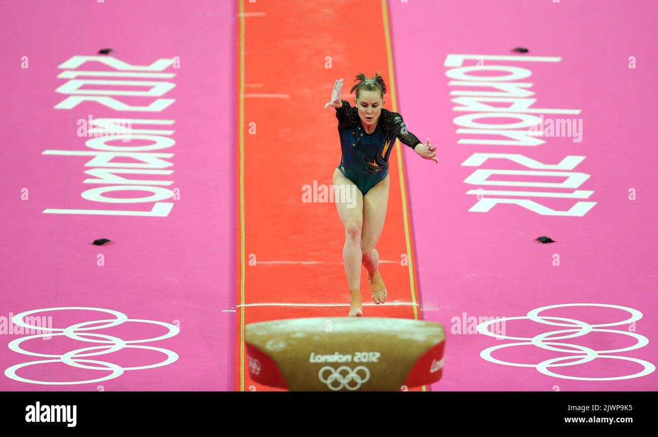 Le gymnaste australien Lauren Mitchell passe par sa routine de vaillance lors de l'entraînement au North Greenwich Arena à Londres, jeudi, 26 juillet 2012. (AAP IMAGE/TRACEY NEARMY) PAS D'ARCHIVAGE ** USAGE STRICTEMENT ÉDITORIAL SEULEMENT, PAS D'UTILISATION COMMERCIALE, PAS DE LIVRES ** Banque D'Images