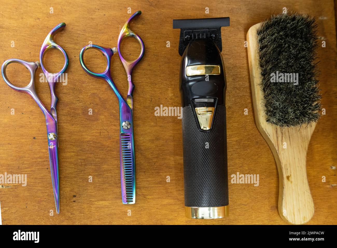 détails d'une machine à raser dans le bureau avec des outils de coiffure parmi eux: ciseaux professionnels pour couper les cheveux et une brosse, travail Banque D'Images
