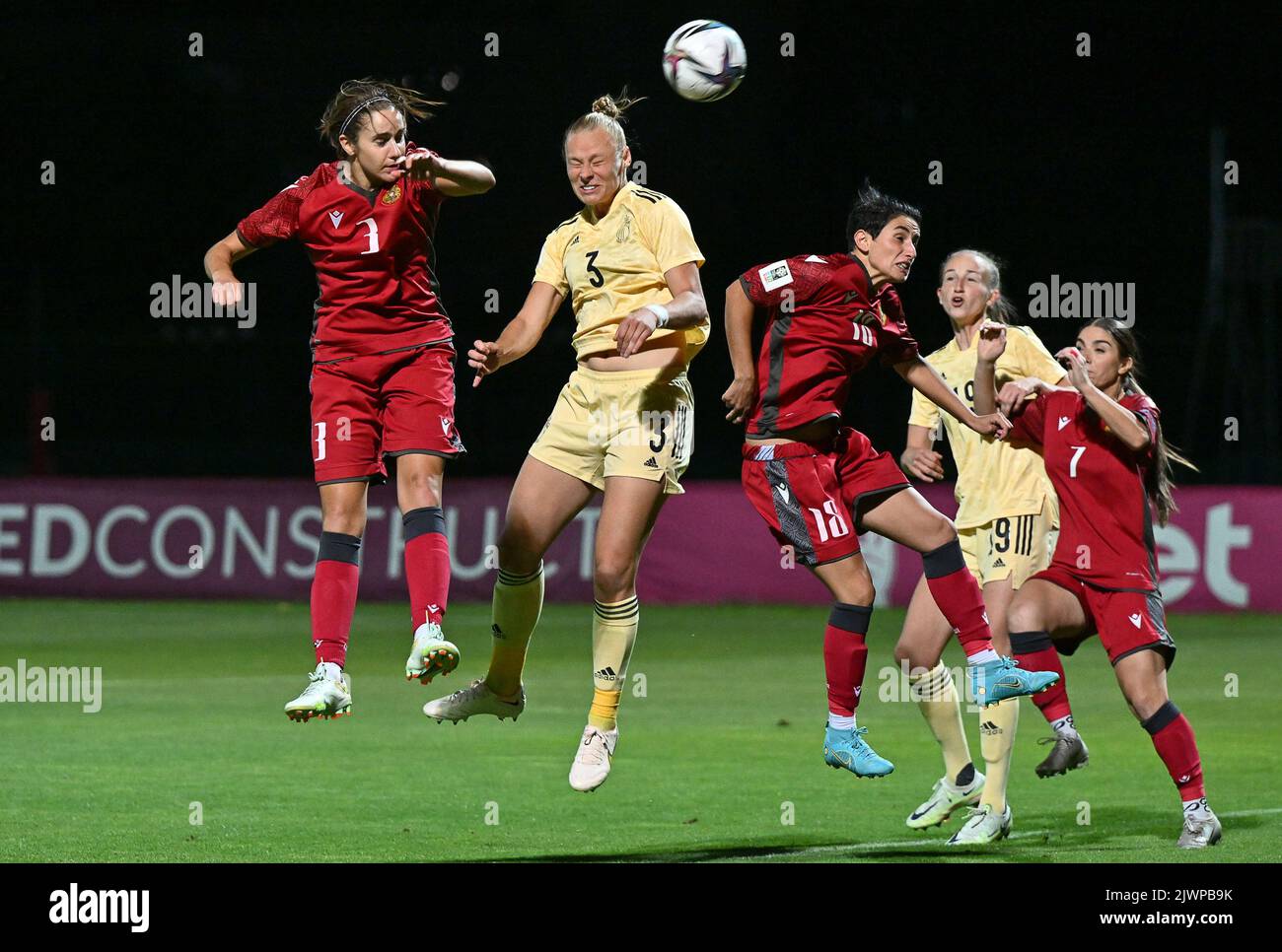 Savannah Taylor en Arménie, Ella Van Kerkhoven en Belgique et Marine Karapetyan en Arménie, photographiés en action lors du match entre l'équipe nationale féminine de football belge les flammes rouges et l'Arménie, à Erevan, Arménie, le mardi 06 septembre 2022, le match de qualification final du Groupe F, pour les Championnats du monde de football féminin. BELGA PHOTO DAVID CATRY Banque D'Images