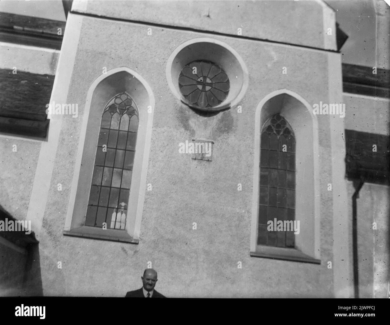 Fenêtres de l'église, détail de l'église sur la photo n° B 1370. Kyrkfönster, detalj av kyrkan på bild nr B 1370. Banque D'Images