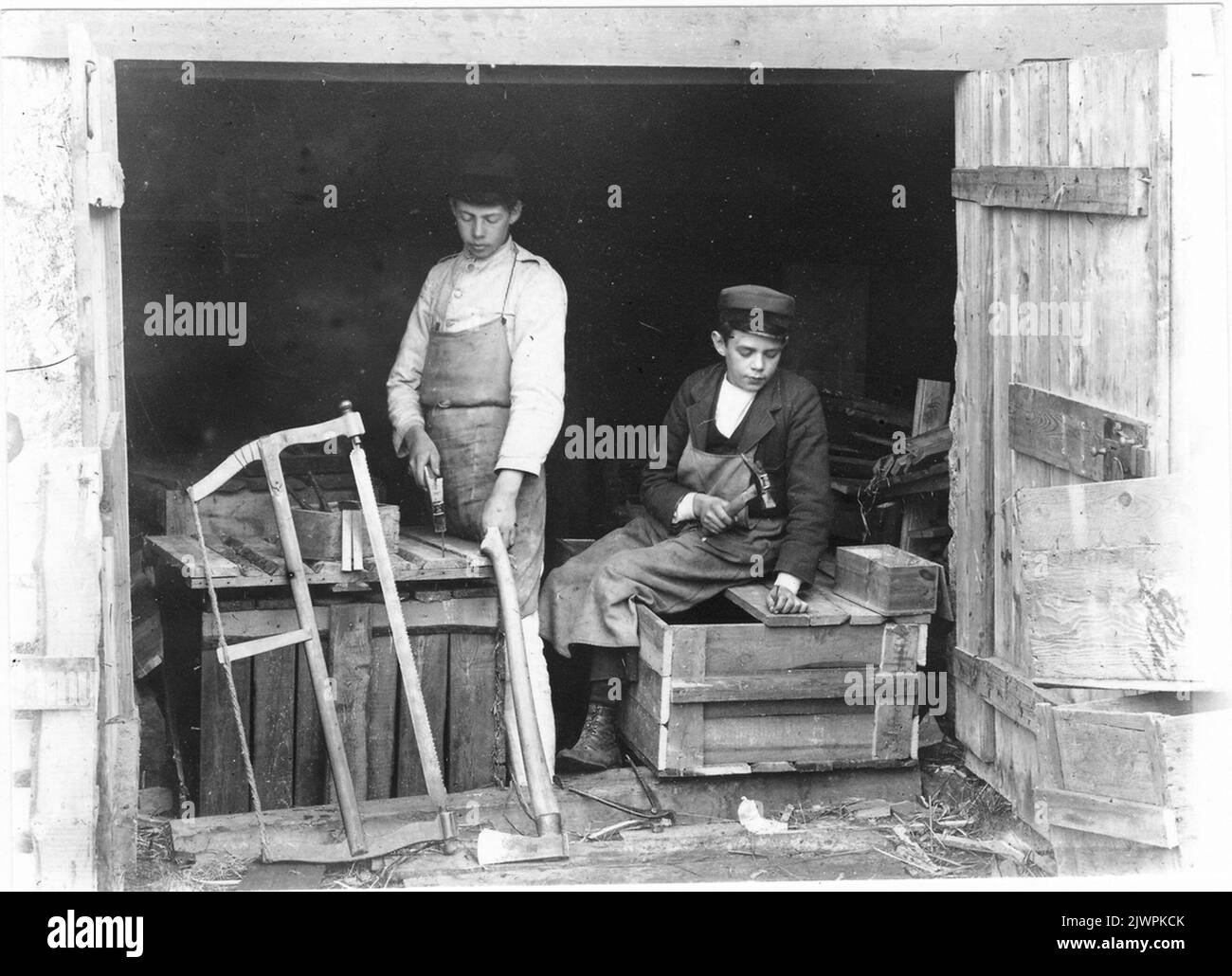 Panneau de menuiserie. Le gars sur la droite est Erik Jonsson, 'Bakery-Erik', Håbacken. Le type à gauche est Per H Lindberg (le fils du photographe). Snickarbestyr. Grabben till höger är Erik Jonsson, 'Bageri-Erik', Håbacken. Grabben till vänster är per H Lindberg (fils de fotografens). Banque D'Images