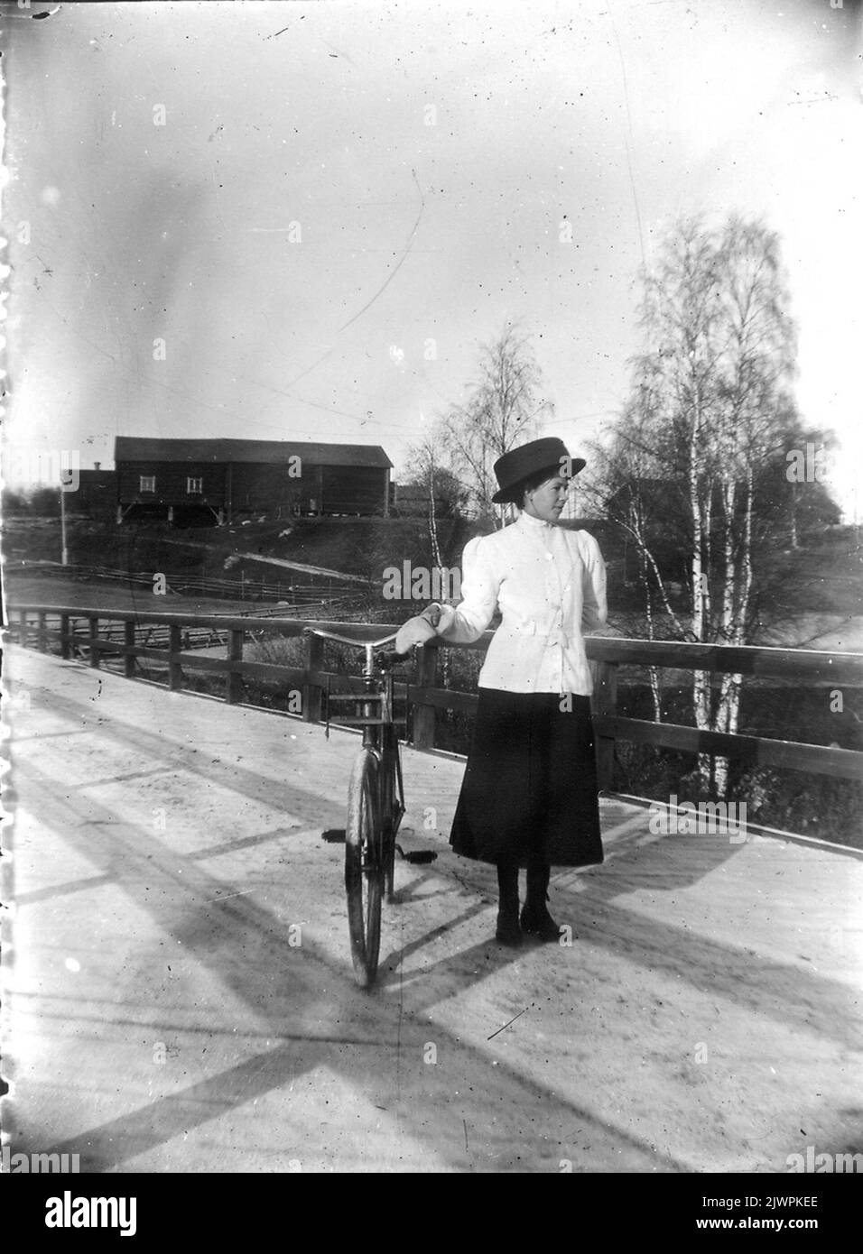 Ester Lindberg au vieux pont de Lenninge. La grange de Lenneby en arrière-plan. Ester Lindberg vid gamla bron i Lenninge. Lennebys ladugård i bakgrunden. Banque D'Images