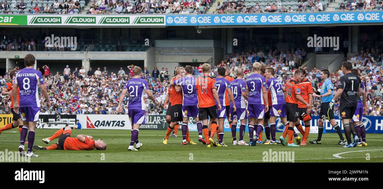 Liam Miller pour la gloire à Perth et Besart Berisha pour la Brisbane sur le terrain après avoir heurté avec Liam Miller pour la gloire à Perth lors D'Un match de La Ligue A, entre la gloire à Perth et le rugissement de Brisbane joué au stade Patersons, Sunday 7 octobre 2012. (AAP image/Tony McDonough) Banque D'Images