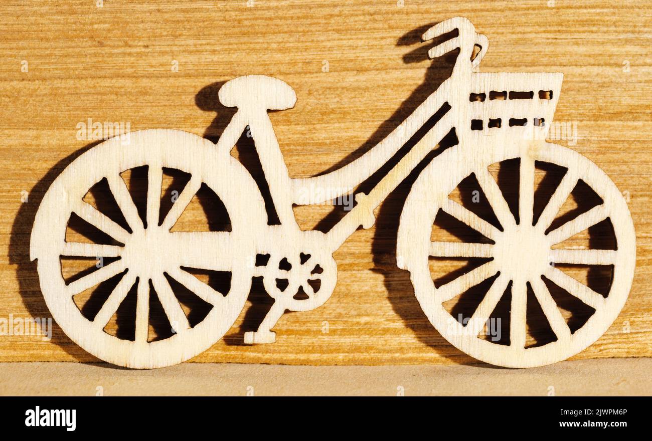 Vélo décoratif en bois sur fond de pages empilées jaunes Banque D'Images