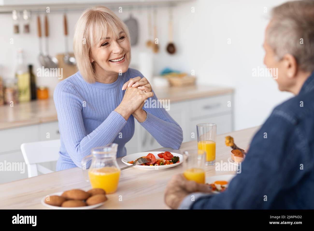 Belle femme senior déjeuner avec son mari à la maison Banque D'Images