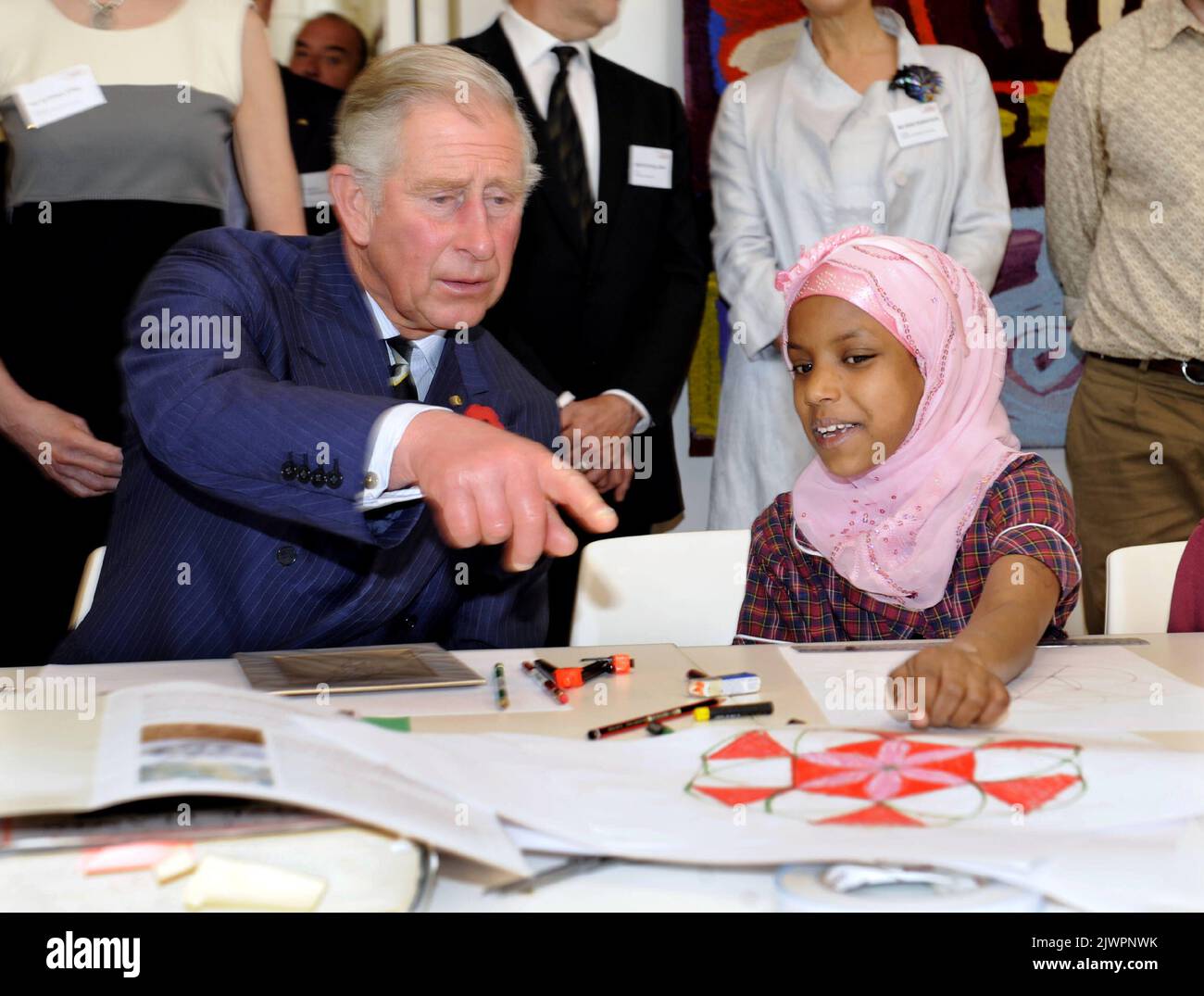 HRH le Prince de Galles (à gauche) s'entretient à Muna Hassan, 9 ans, lors d'une visite à l'atelier sur la tapisserie australienne à Melbourne, le mardi 6 novembre 2012. Le couple royal visite les nations du pacifique dans le cadre de leur visite royale pour marquer le Jubilé de diamant de la reine Elizabeth. (POOL AAP image/News Ltd, Jon Hargest) Banque D'Images