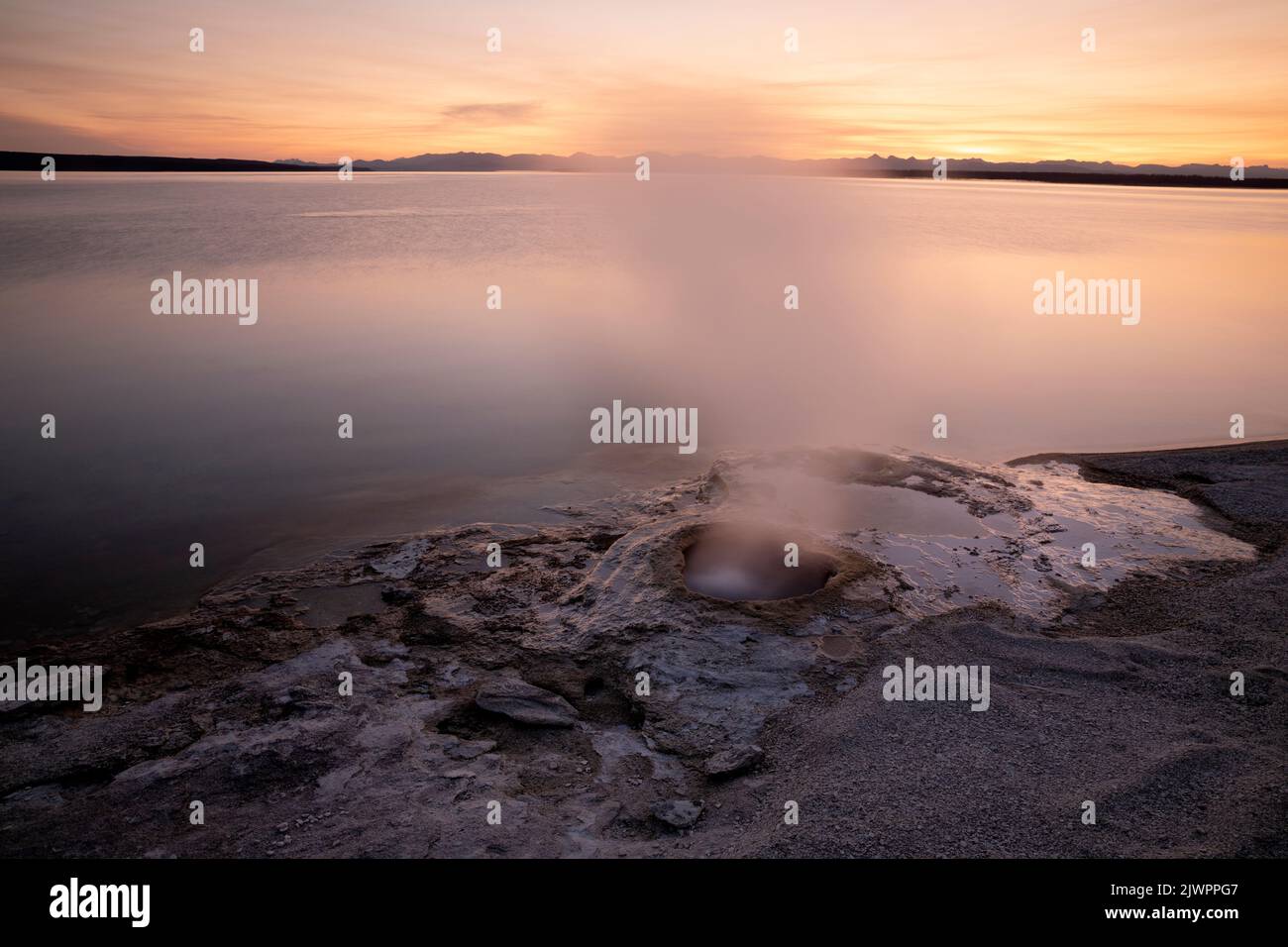 WY05042-00..... WYOMING - Lakeside Geyser le long de la rive du lac Yellowstone dans le secteur West Thumb du parc national de Yellowstone. Banque D'Images