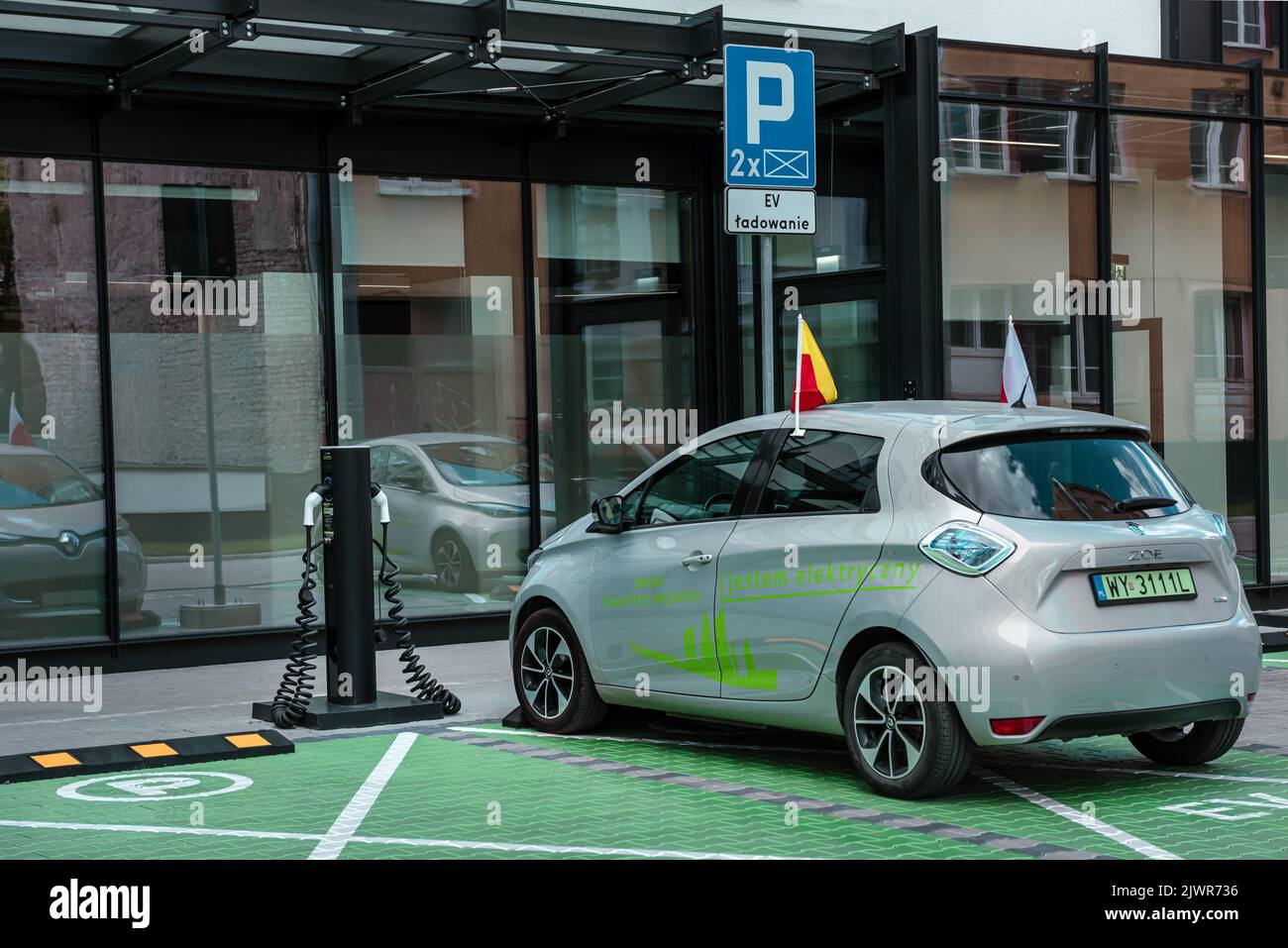 Varsovie, Pologne- 09.01.2022: Voiture électrique dans le parking avec station de charge. Banque D'Images