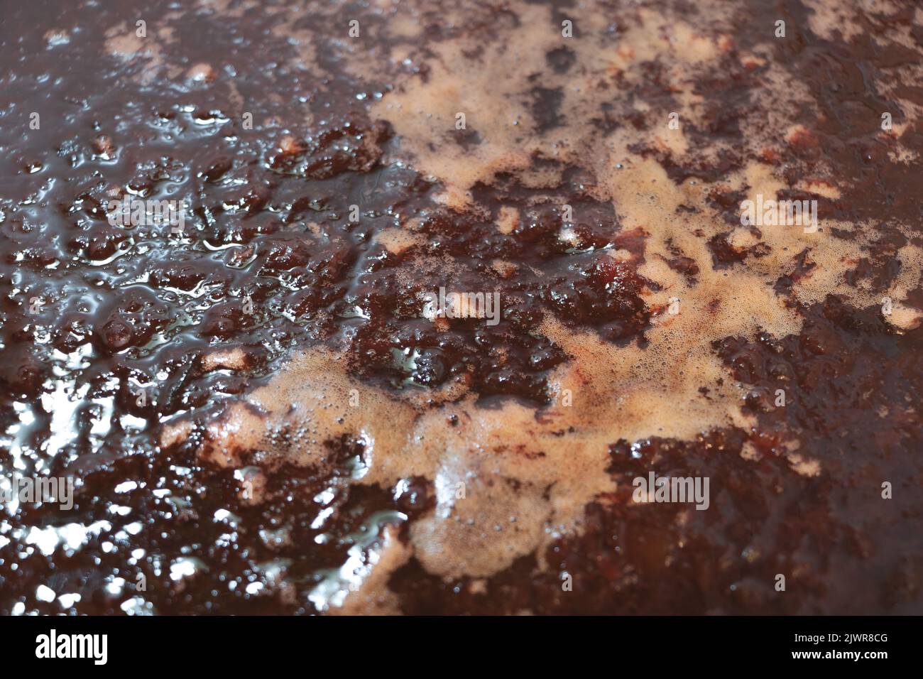 Dans le processus de cuisson de la confiture de prunes douce - Recipe concept Banque D'Images