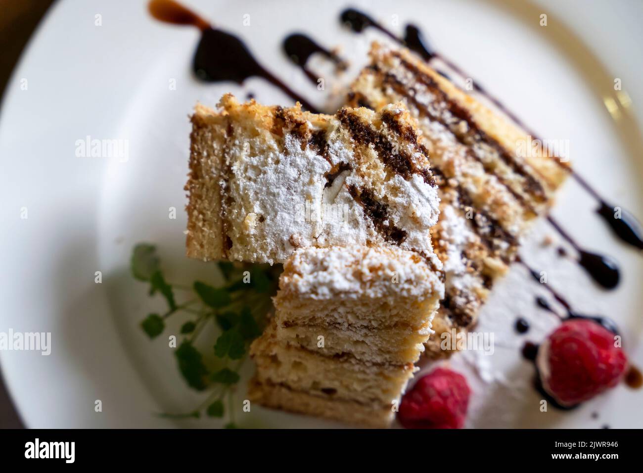 un délicieux morceau de gâteau avec du chocolat et des baies Banque D'Images