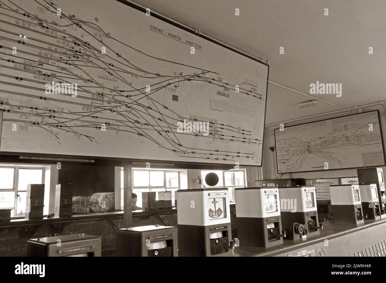 Disposition de la voie à la boîte de signalisation de Crewe North Junction, avec châssis à levier en « L » de style Westinghouse, Cheshire, Angleterre, Royaume-Uni, CW1 2DB Banque D'Images