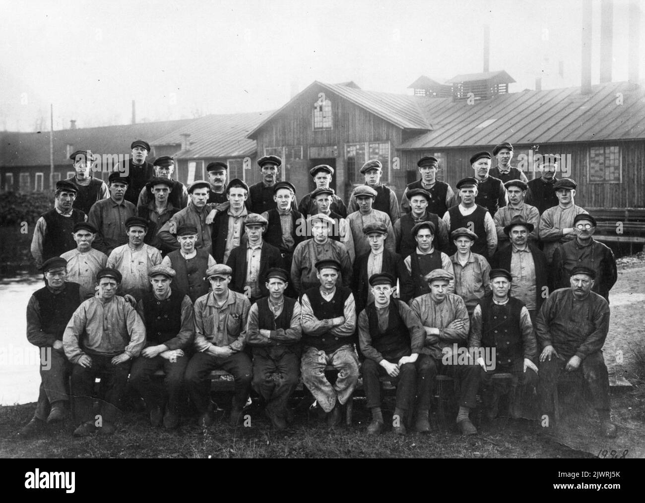 Personnel dans le tuyau. Rangée inférieure en partant de la gauche : Verner Norgren, Hilmer Naenfeldt, Rickard Jacobsson, Sven Jacobsson, Bergkvist, Anders Moberg, Gunnar Boman, Erik Jacobsson, Bernhard Thornell, Arvid Forsling. Deuxième rangée à partir de la gauche: Johan Sundberg, Thure Wickholm, Hugo Wallin, Unknown, Jacobsson, Valter Leverström, Martin Wallin, Persson, C M Österlund, Bergström. Troisième rangée en partant de la gauche : Konrad Naenfeldt, Alfred Lundahl, Kalle Nyblom, Edvard Tronelius, Sven Forsling, Martin Thornell, Holger Florin, Isac Persson, Einar Groth, Oscar Borg, Hugo Dahlström, Arthur Boman. La ligne supérieure à partir de la gauche : inconnu, an Banque D'Images