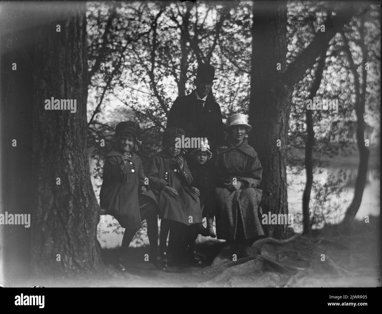 Dans la forêt de Boulogner avec Gavleån en arrière-plan. David Brundin avec ses trois filles Karin, Ingrid et Eva et Ellen Larsson, cousine d'Elna qui était souvent une gardienne. I Boulognerskogen med Gavleån i bakgrunden. David Brundin med sina tre döttrar Karin, Ingrid och Eva samt Ellen Larsson, en kusin till Elna som ofta var barnvakt. Banque D'Images