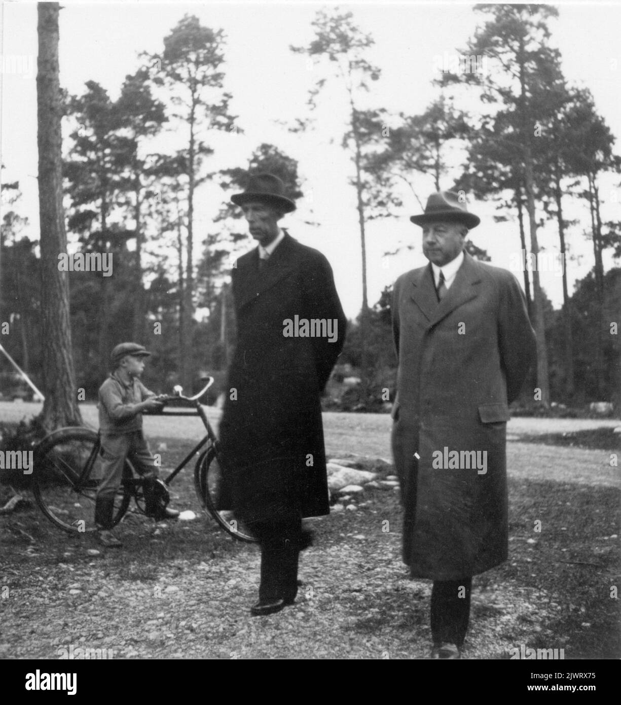 Le Prince Wilhelm visite Extranäs en même temps que sa visite de Gävle en 1938. Sur la photo, le gouverneur Sven Lübeck y entrevoit également. Prins Wilhelm besöker Utvalnäs i samband med stit Gävlebesök 1938. På bilden skymtar även Landshövding Sven Lübeck. Banque D'Images