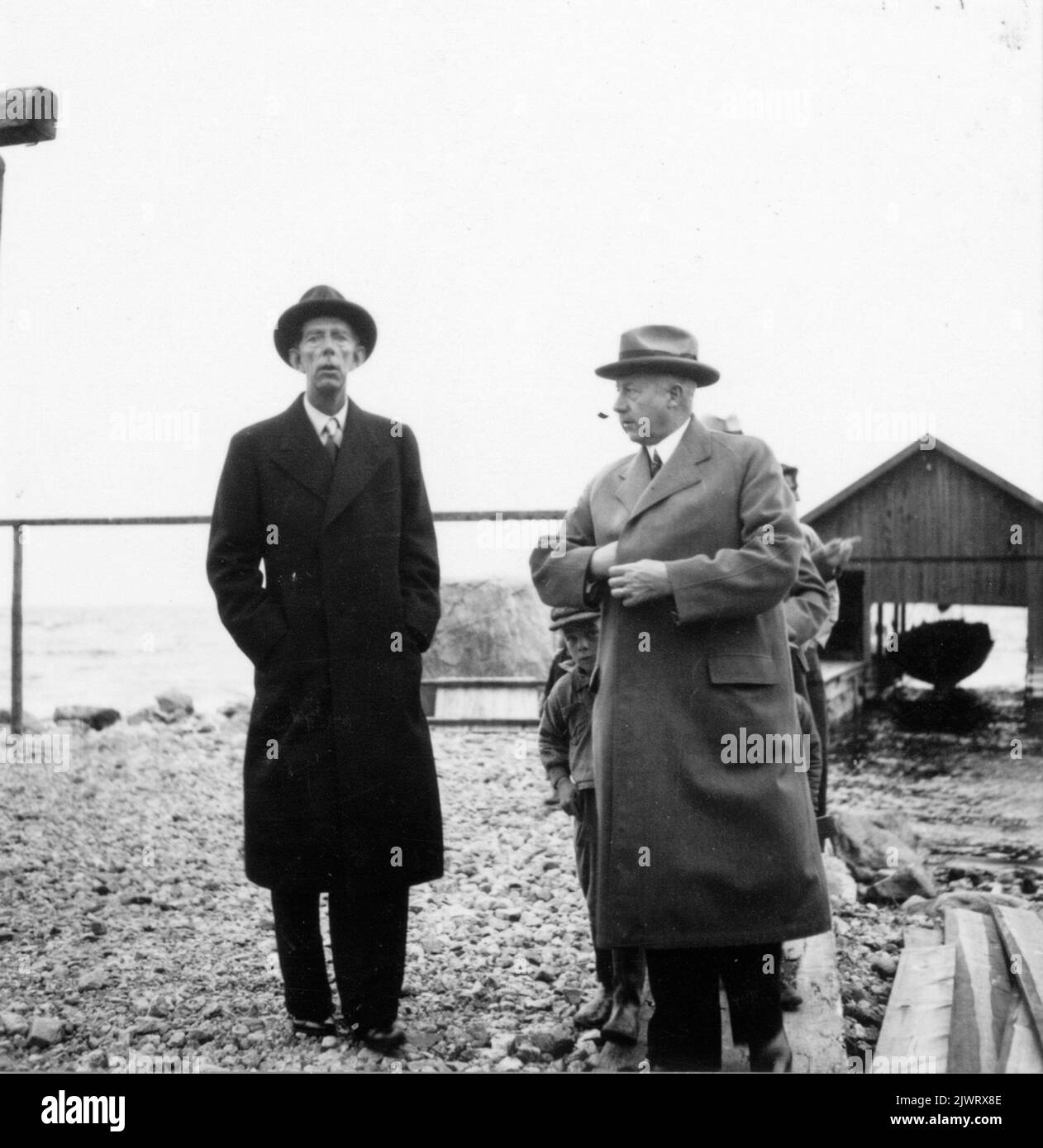 Le Prince Wilhelm visite Extranäs en même temps que sa visite de Gävle en 1938. Sur la photo, le gouverneur Sven Lübeck y entrevoit également. Prins Wilhelm besöker Utvalnäs i samband med stit Gävlebesök 1938. På bilden skymtar även Landshövding Sven Lübeck. Banque D'Images