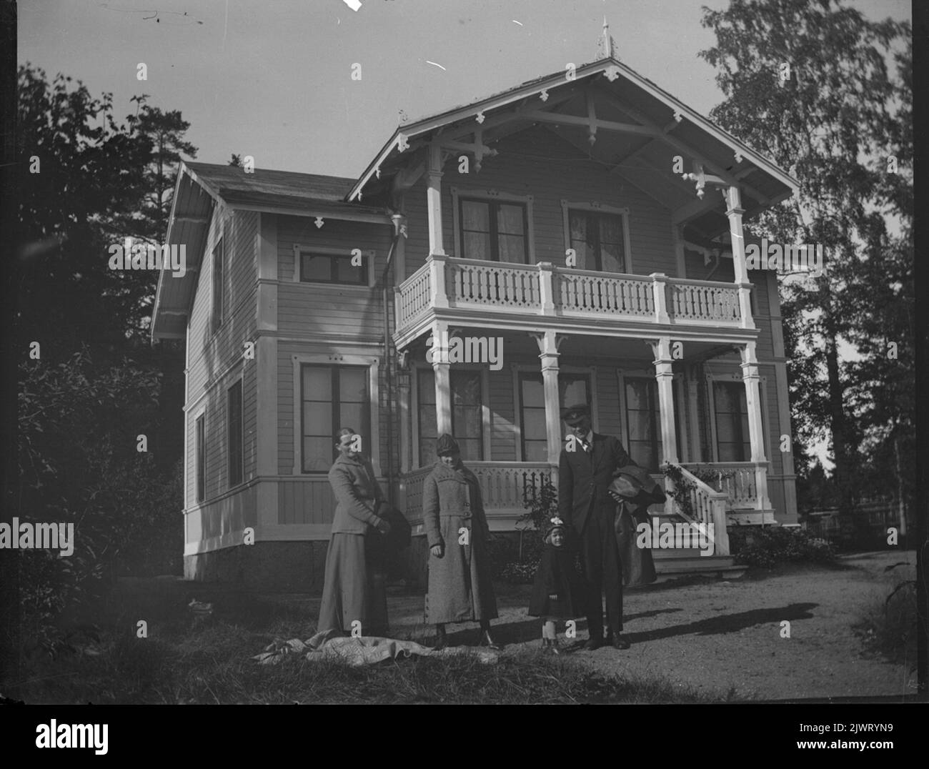 Le père d'Elna Brundin, Lars Olsson, a déjà construit environ 1880 deux places d'été à Norrlandet. C'est 'Sjönäs', et plus loin sur la côte vers l'équipe d'Engesberg, il a construit 'Stensnäs' pour son frère Axel. Ici Anna Larsdotter Olsson se trouve à gauche, probablement la sœur d'Elna Hanna et la petite Eva se tient avec le père David Brundin. Elna Brundins Far Lars Olsson byggde rean ca 1880 två sommarställen på Norrlandet. Det här är 'Sjönäs', och längre ut efter kusten mot Engesbergshållet byggde han 'tensnäs' åt sin bror Axel. Här står Anna Larsdotter Olsson till vänster, trolligen Elnas syster Hanna oc Banque D'Images