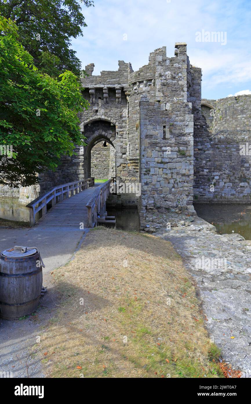 La porte à côté de l'entrée de la mer et le quai des marées Château Beaumaris de l'extérieur du domaine, Beaumaris, l'île d'Anglesey, Ynys mon, le nord du pays de Galles, ROYAUME-UNI. Banque D'Images