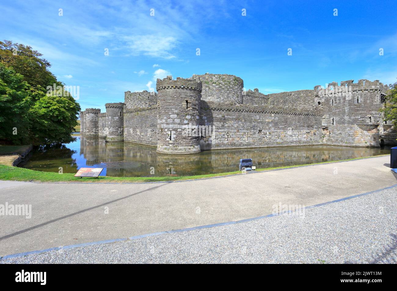 Château de Beaumaris depuis l'extérieur du domaine, Beaumaris, Île d'Anglesey, Ynys mon, pays de Galles du Nord, ROYAUME-UNI. Banque D'Images