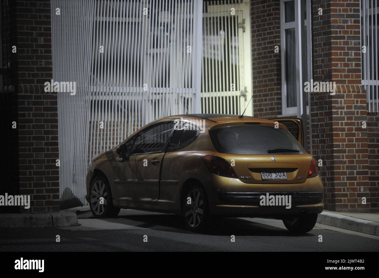 Une voiture qui s'est écrasée dans la porte principale de l'ambassade des États-Unis est vue à Canberra, mercredi, 10 juillet 2013. Un suspect a été arrêté et assiste la police. (AAP image/Lukas Coch) PAS D'ARCHIVAGE ** USAGE STRICTEMENT ÉDITORIAL SEULEMENT ** Banque D'Images