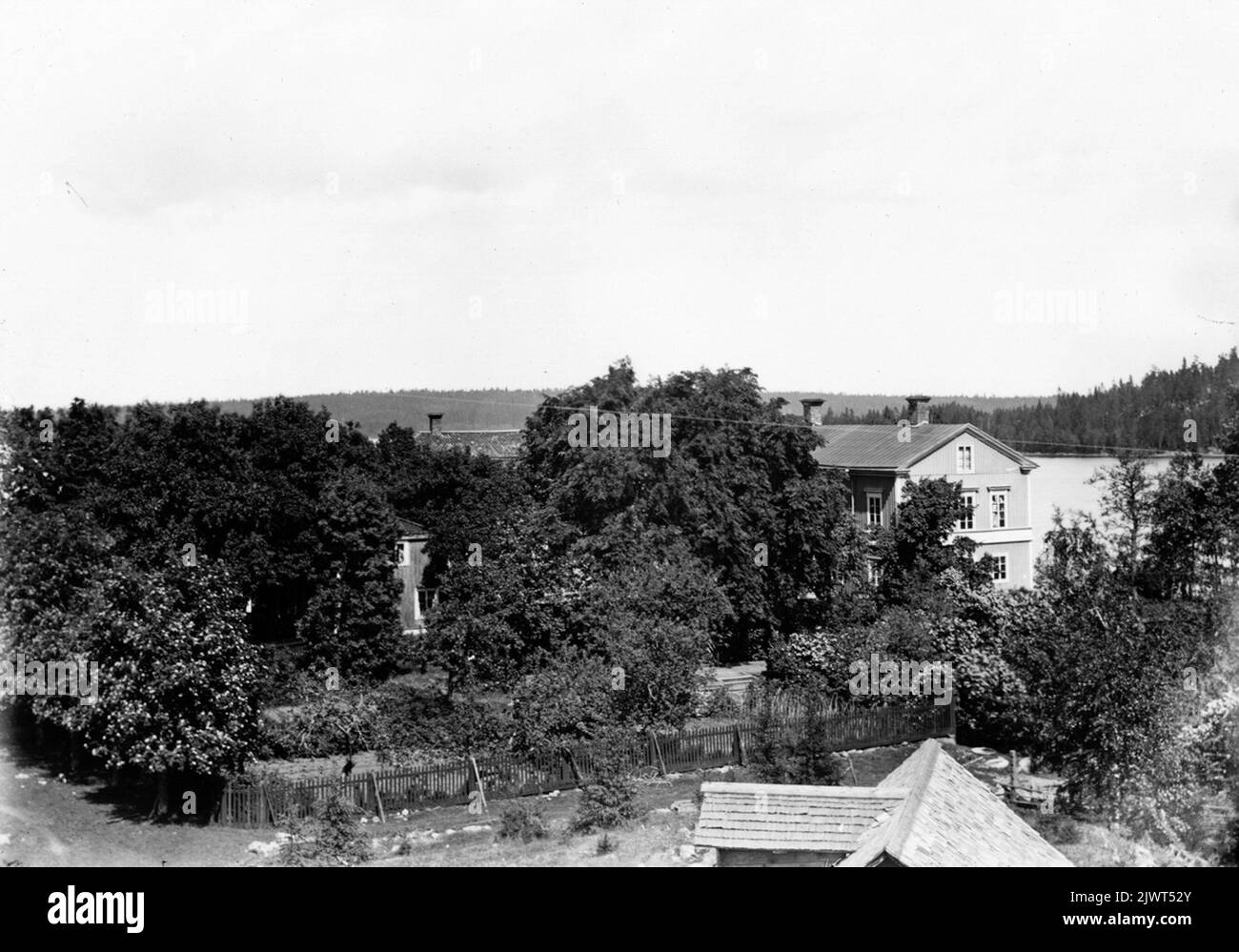 Mine de Gull avant l'incendie en 1902. La signature Runa Beskow raconte dans ses souvenirs qu'elle a passé ses étés d'enfance avec le genre Gullgrufva et a ensuite vécu dans la construction de droits à gauche de l'image. Gullgrufva före branden 1902. sina minnen att hon tillbringade sina barndomssomrar hos släkten Gullgrufva och bodde då i rättarbyggningen till vänster på bilden. Banque D'Images