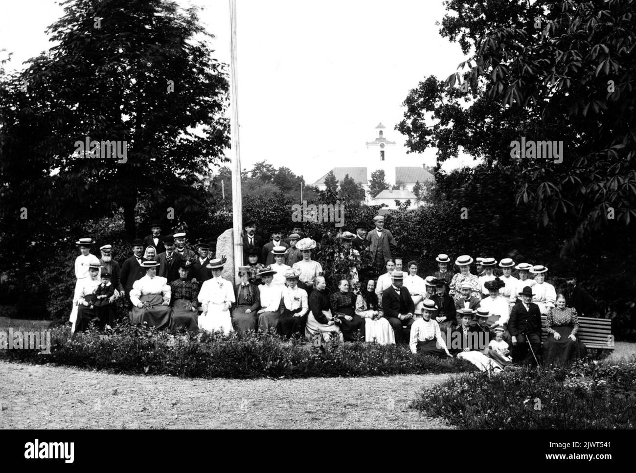 Paroissiens et baigneurs dans le jardin de la maison de baignade forestière en 1907. Nommé: Karin Norin, sage-femme, forêt, Sœurs signe et Ingegerd Wibling de Lötbacken, Jonas Kregats, maître de poste en forêt, l'homme au dos en chapeau blanc. Sockenbor och badgäster i trädgården vid Skogs badanstalt 1907. Namnges: Karin Norin, barnmorska, Skog, Systrarna signe och Ingegerd Wibling från Lötbacken, Jonas Kregat, postmästare i Skog, mannen längst bak i vit keps. Banque D'Images