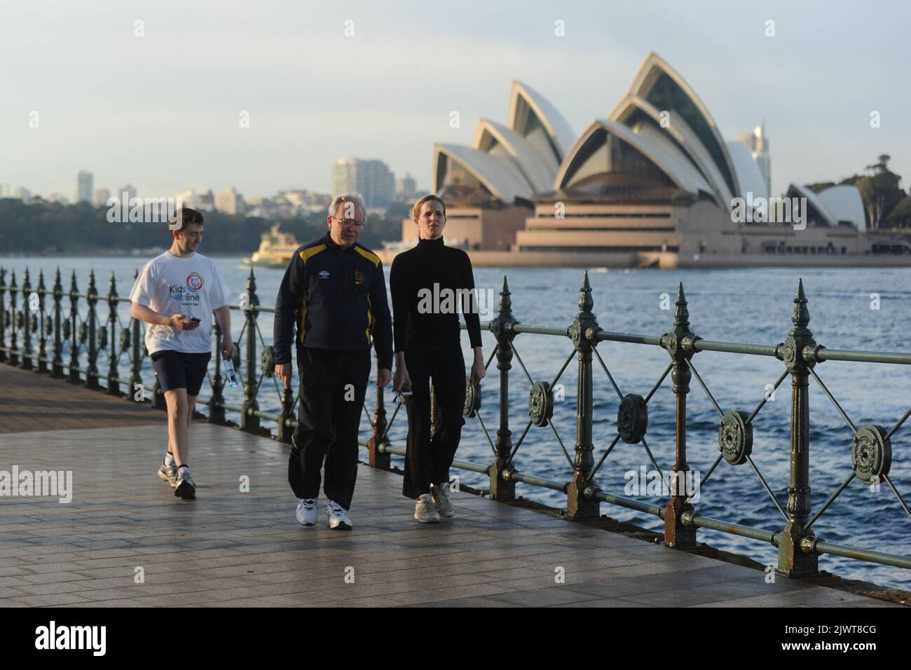Le premier ministre Kevin Rudd (à gauche) et le secrétaire de presse Fiona Sugden prennent une promenade matinale de Kirribilli House, en passant par Harbour Bridge, jusqu'à Lavender Bay, à Sydney, le mardi 27 août 2013. (AAP image/Lukas Coch) PAS D'ARCHIVAGE ** USAGE STRICTEMENT ÉDITORIAL SEULEMENT ** Banque D'Images