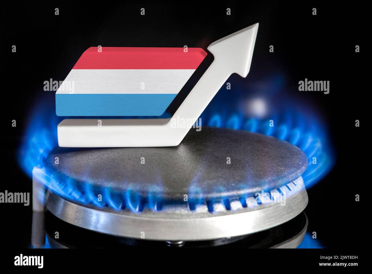 Prix de l'essence. Hausse des prix du gaz au Luxembourg. Un brûleur avec une flamme et une flèche vers le haut, peint dans les couleurs du drapeau luxembourgeois. Le concept de Banque D'Images