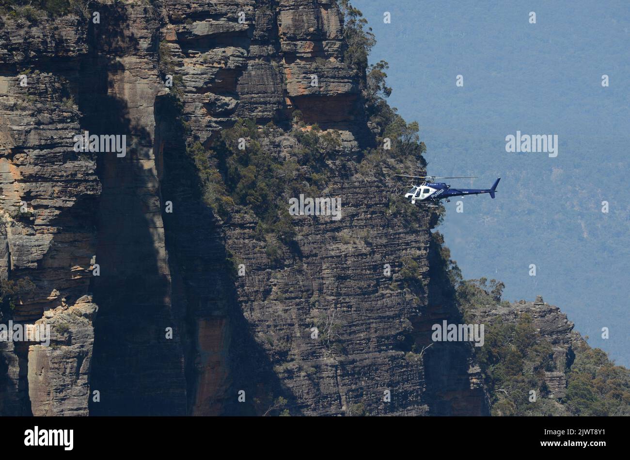 Polair One, du Service de police de NSW, se déporte de la falaise où un corps, censé être Gary Tweddle, a été trouvé à sublime point, dans les Blue Mountains à l'ouest de Sydney, le mardi 3,2013 septembre. M. Tweddle a disparu il y a six semaines après avoir erré dans le Bush la nuit après une conférence d'affaires. (AAP image/Dean Lewins) PAS D'ARCHIVAGE ** USAGE STRICTEMENT ÉDITORIAL SEULEMENT ** Banque D'Images