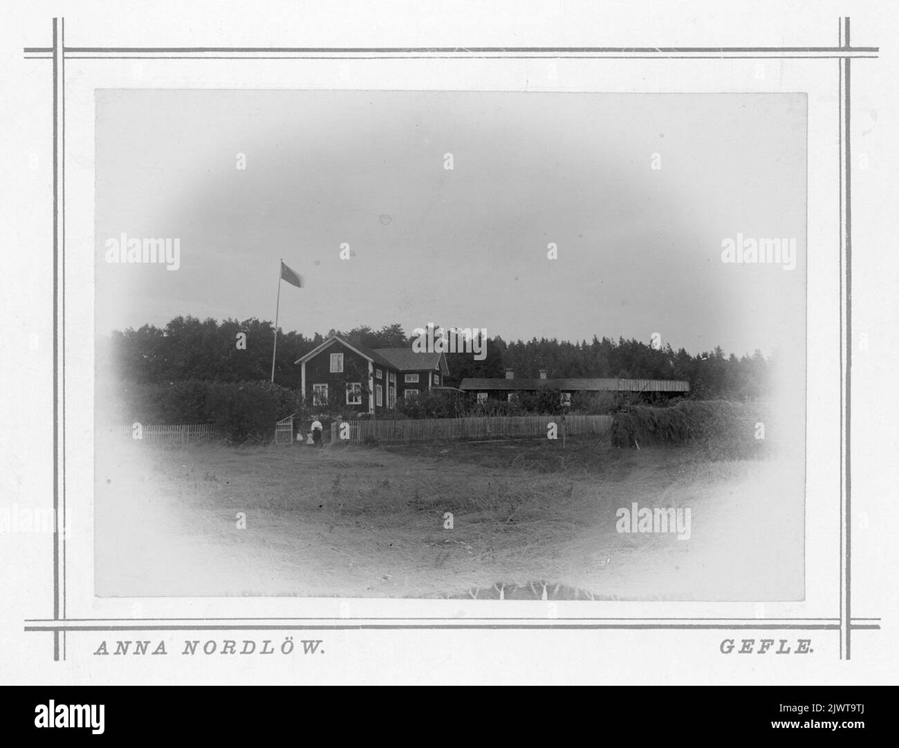 Ferme à Selectnäs. Femme avec deux garçons à l'extérieur. Gård i Utvalnäs. Kvinna med två pojkar utanför. Banque D'Images