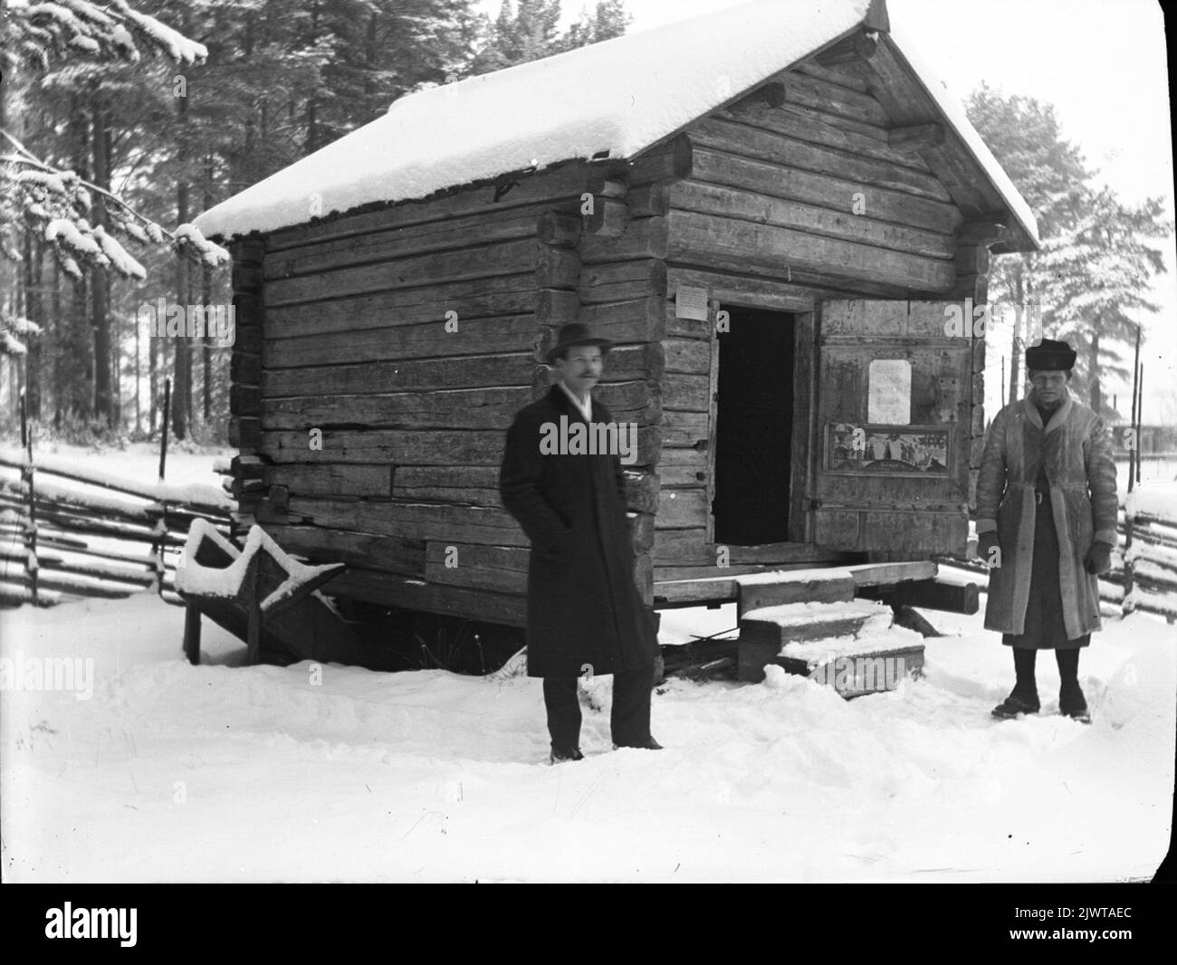 Deux hommes à l'extérieur de Härbre, l'un vêtu de cuir de roche. Två män utanför härbre, en klädd i skinnrock. Banque D'Images