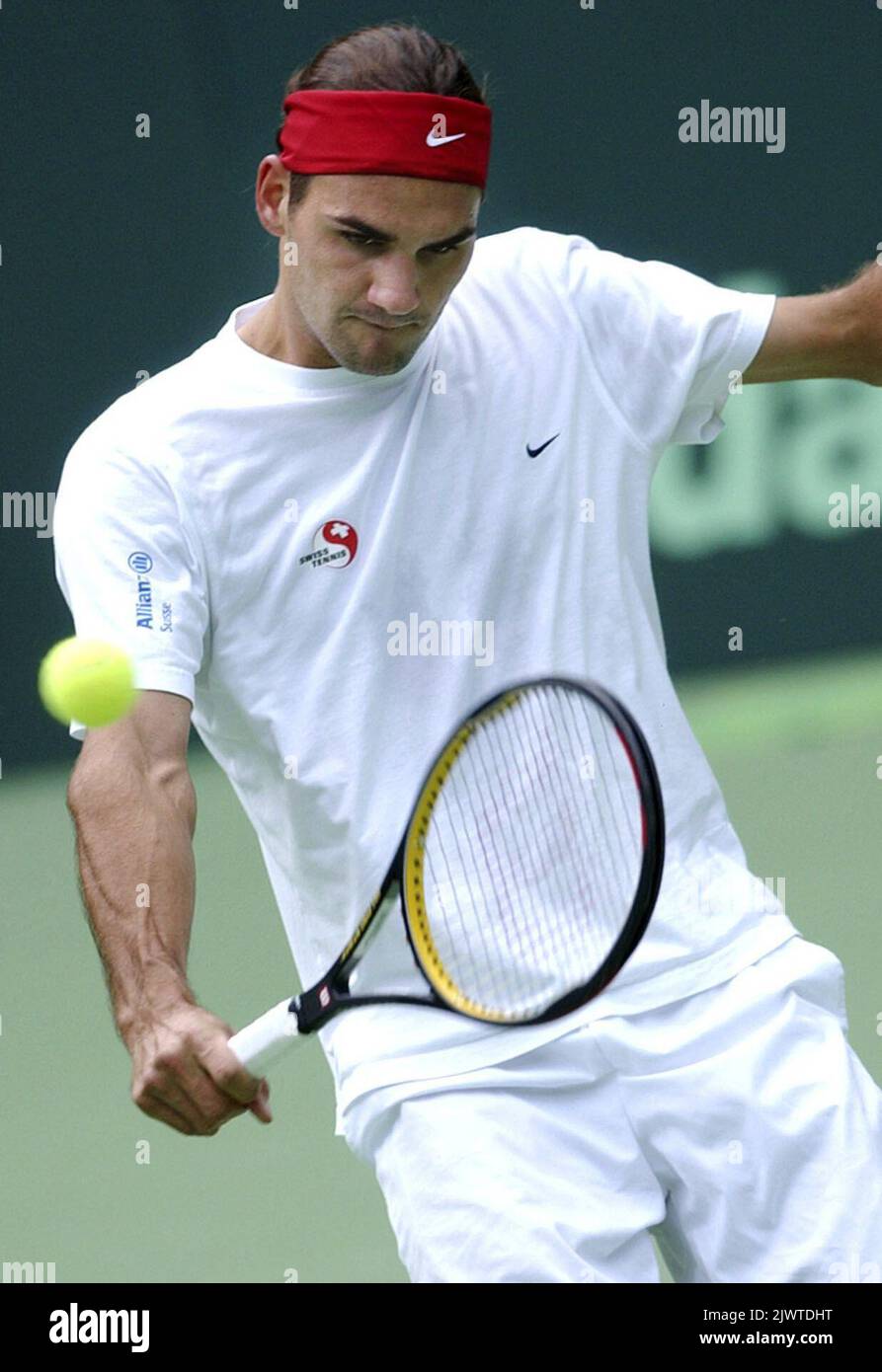 Le joueur de tennis suisse Roger Federer joue un coup lors d'une séance  d'entraînement, puis en avance jusqu'à la demi-finale de la coupe Davis. La  Suisse jouera l'Australie en demi-finale de la