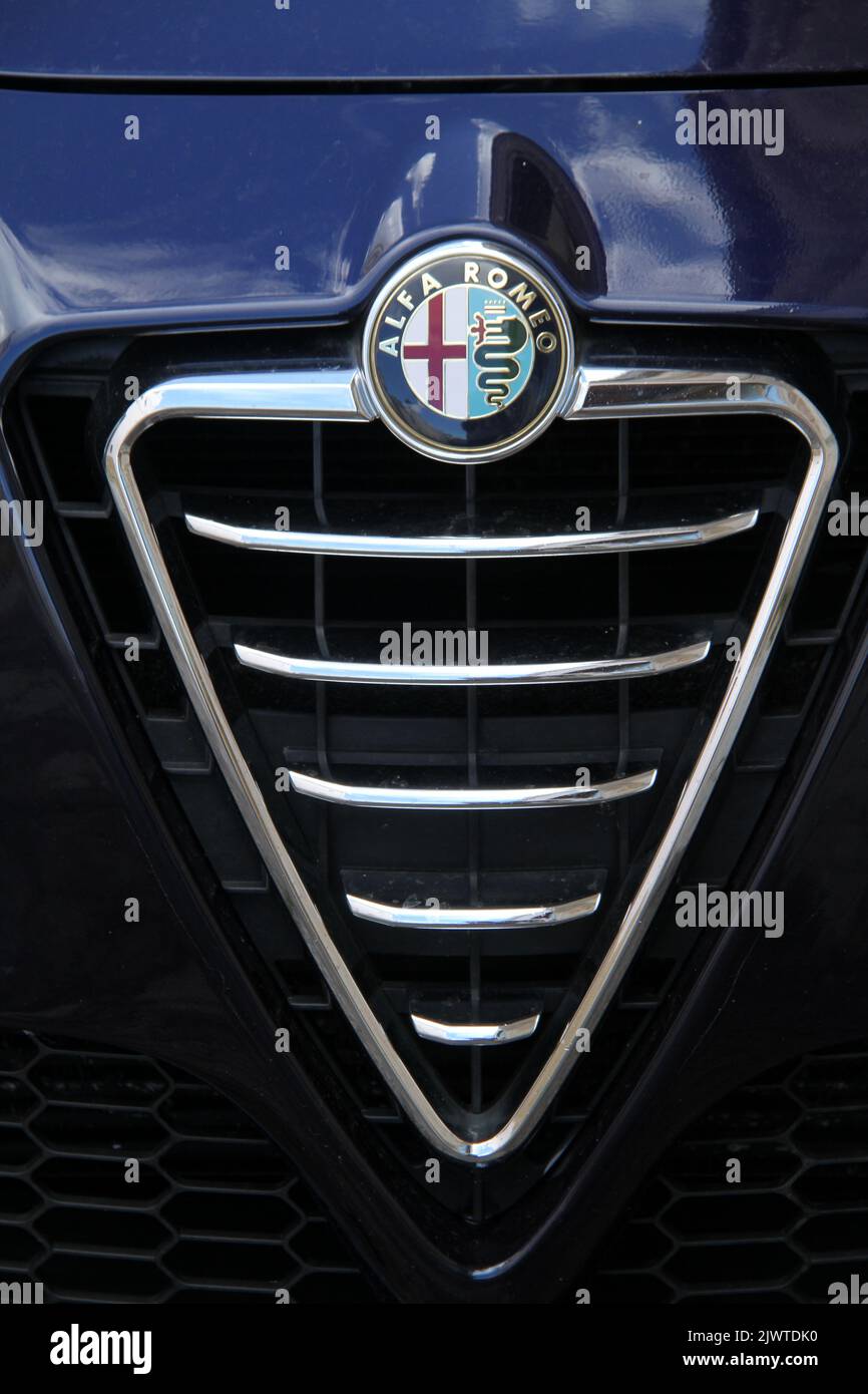 Voiture rétro/vintage/ancienne/ancienne. Avant du véhicule, avec logo/symbole Alfa Romeo. Banque D'Images