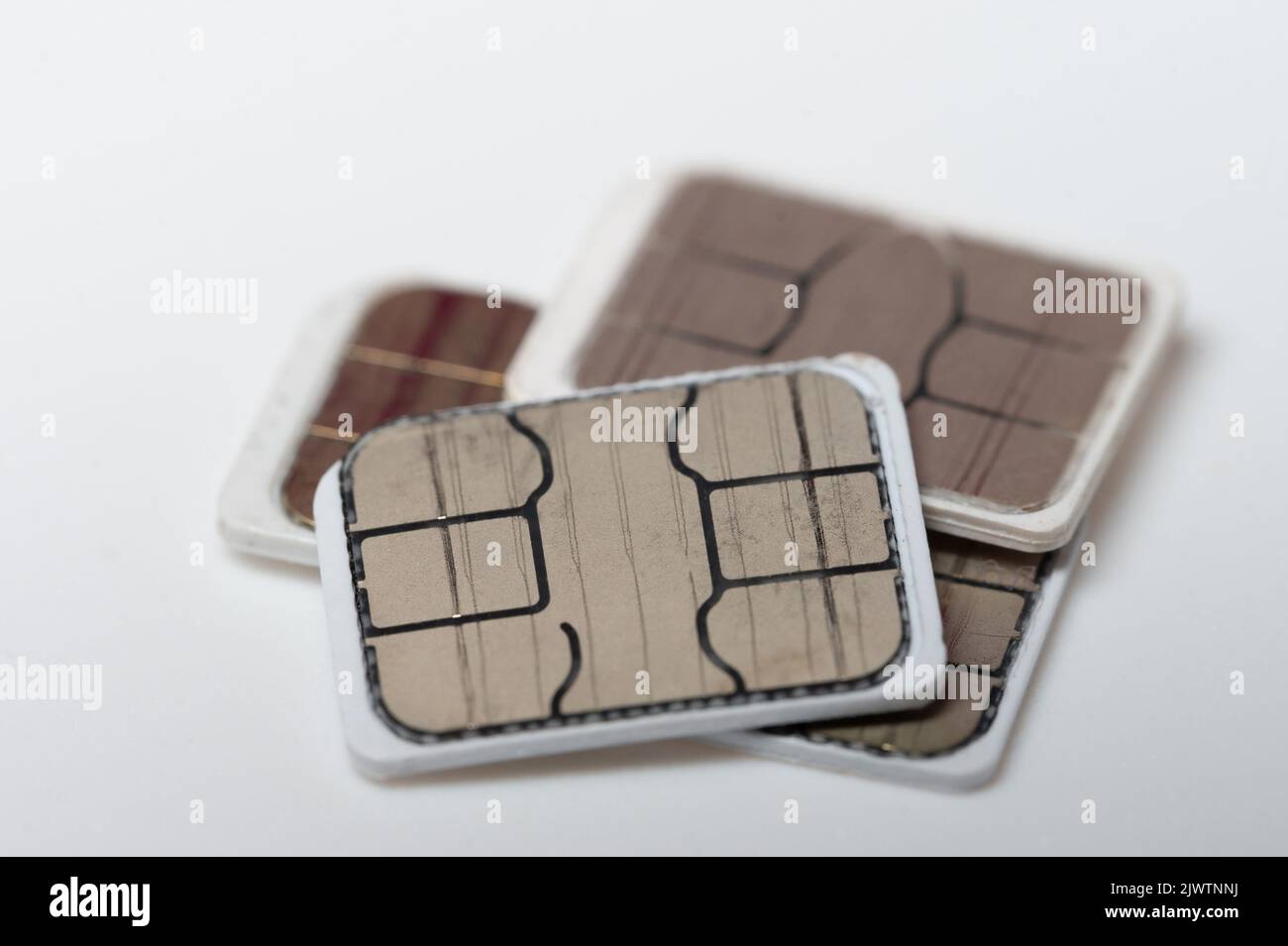 Vue rapprochée macro de la pile de la carte sim du smartphone isolée Banque D'Images