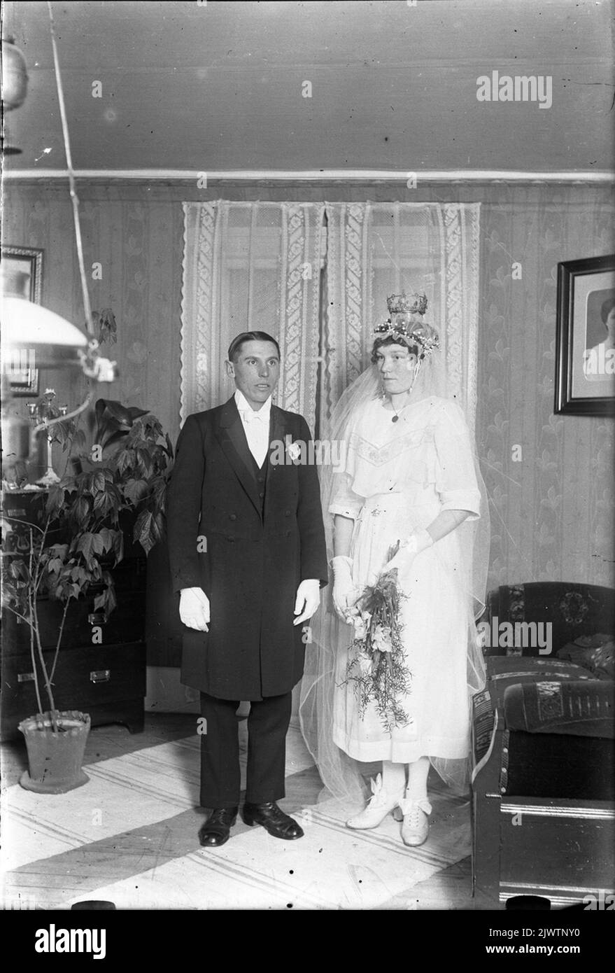 C'est Karl Helmer Olsson (1892-1963) et Jenny Margareta Nyman (1899-1980) qui ont épousé le 10 janvier 1920 à Torsåker. Det här är Karl Helmer Olsson (1892-1963) och Jenny Margareta Nyman (1899-1980) som gifte SIG 10 jan 1920 i Torsåker. Banque D'Images