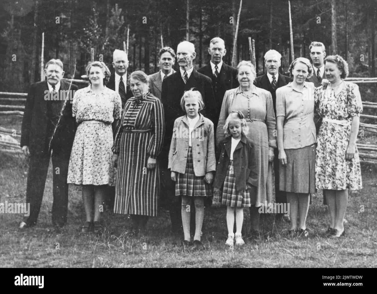 D.E. Le soldat Frid à Tjärnelund, Ljusdal et ses descendants. Photo de per Frid d.ä. 80th anniversaire 07-09-1938.fr v. 1 Simon Sjösten, 2 Erspa-Gunhild Björk, 3 ville Frid, 4 Margit Sjösten, 5 ville Björk, Soldat Frid, 8 Anna Frid, 9 Olle Björk, 10 Elida Björk, 11 Gunnar Persson, 12 Karin Björk (g. Persson). 1 Karin Björk, fille d'Elida, 2 Berit Björk, fille de Karin, F.D. Soldaten Frid i Tjärnelund, Ljusdal och hans ättlingar. Fån par Frid d.ä. 80-årsdag 07-09-1938.FR v. 1 Simon Sjösten, 2 Erspa-Gunhild Björk, 3 ville Frid, 4 Margit Sjösten, 5 ville Björk, Soldat Banque D'Images