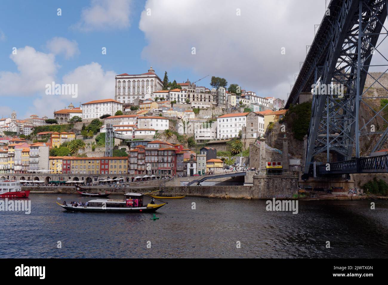 Ribeira district de Porto comme vu de l'autre côté du fleuve Douro, avec une partie du pont suspendu Luis I à droite. Portugal Banque D'Images