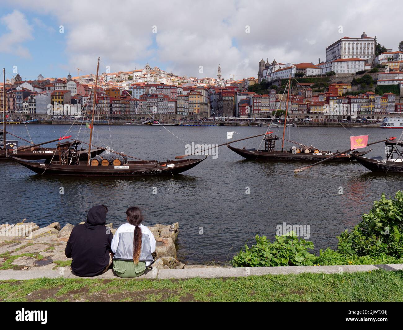 Quartier de Ribeira de Porto et du Douro. Portugal. Des bateaux ont été utilisés pour transporter du vin des vignobles vers le quartier Vila Nova de Gaia pour le stockage. Banque D'Images