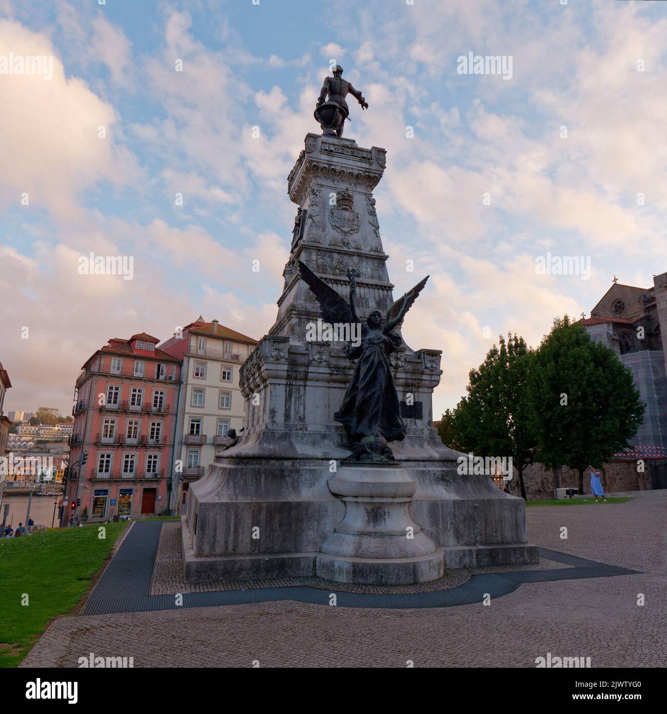 Statue d'Henry le navigateur au sommet d'une colonne à Porto, au Portugal, alors que le soleil commence à réchauffer le ciel. Banque D'Images