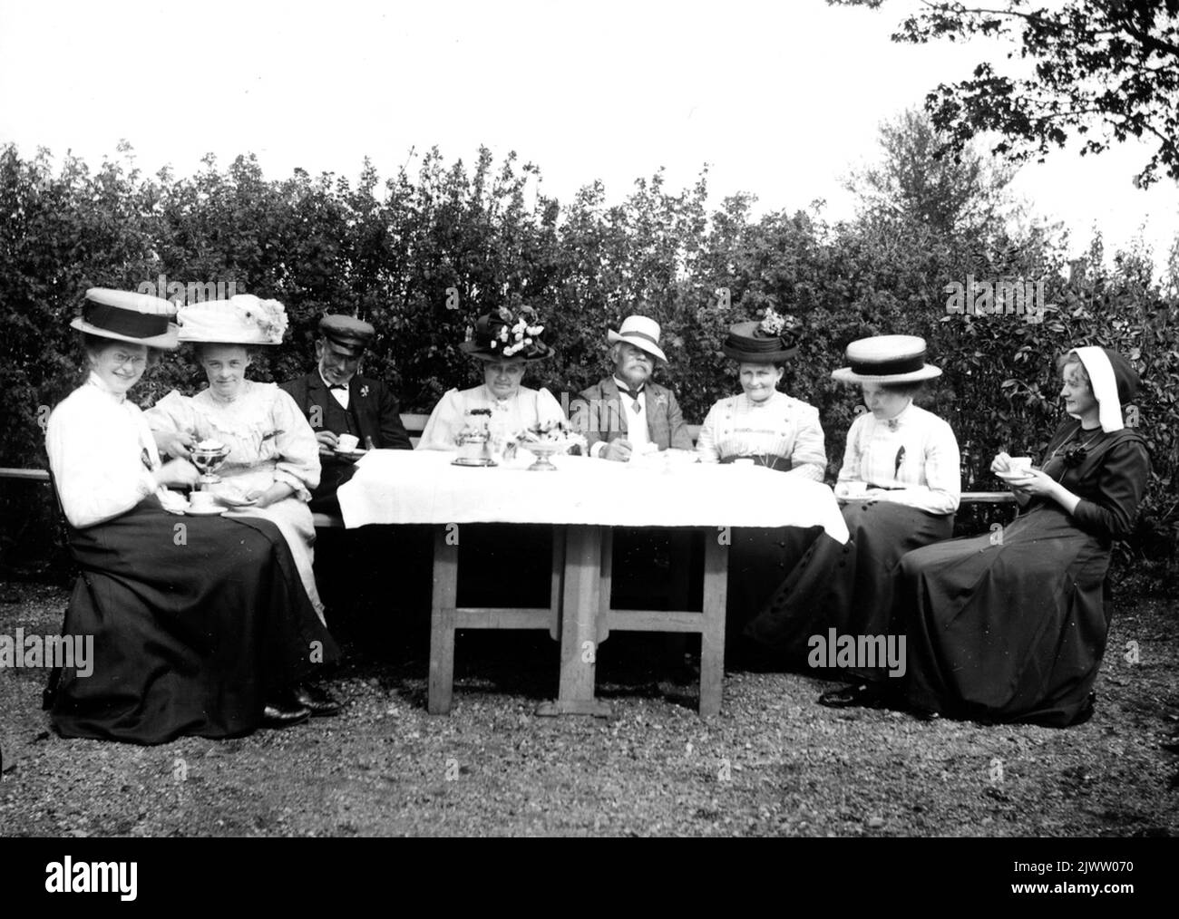 Lindgroms - Lundgrens, Axmarby. Fån Vänster. 1. Elsa ö. Sjöblom, 2. Hanna L. Lundgren, 3. L-J Lindström, 4. Anna Lindström, 5. Jöns Östblom, 6. Anna Östblom, 7. Lärarinna Ellida Eriksson, 8. Lärarinna Agnes Lagerqvist. Lindgroms - Lundgrens, Axmarby. Fån vänster. 1. Elsa Ö. Sjöblom, 2. Hanna L. Lundgren, 3. L-J Lindström, 4. Anna Lindström, 5. Jöns Östblom, 6. Anna Östblom, 7. Lärarinna Ellida Eriksson, 8. Lärarinna Agnes Lagerqvist. Banque D'Images