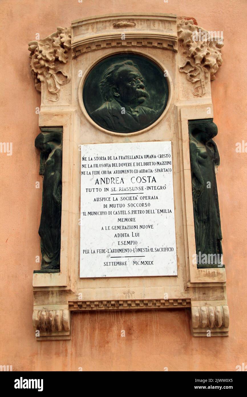 Castel San Pietro terme, Italie. Plaque commémorative pour la femme politique socialiste Andrea Còsta (1851-1910). Banque D'Images