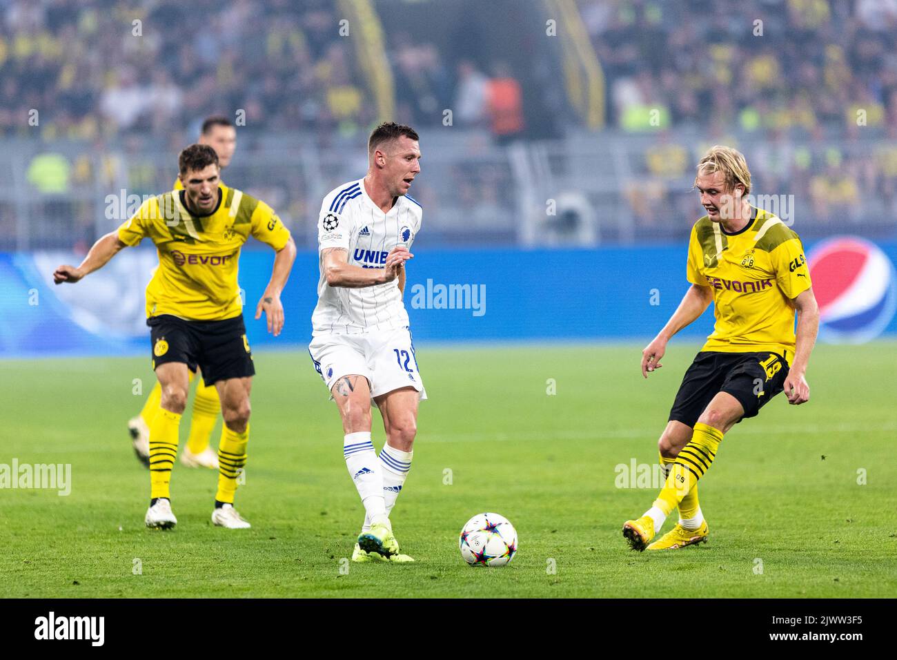 Dortmund, Allemagne. 06th septembre 2022. Lukas Lerager (12) du FC Copenhague et Julian Brandt (19) de Dortmund vus lors du match de la Ligue des champions de l'UEFA entre Dortmund et le FC Copenhague au parc signal Iduna à Dortmund. (Crédit photo : Gonzales photo/Alamy Live News Banque D'Images