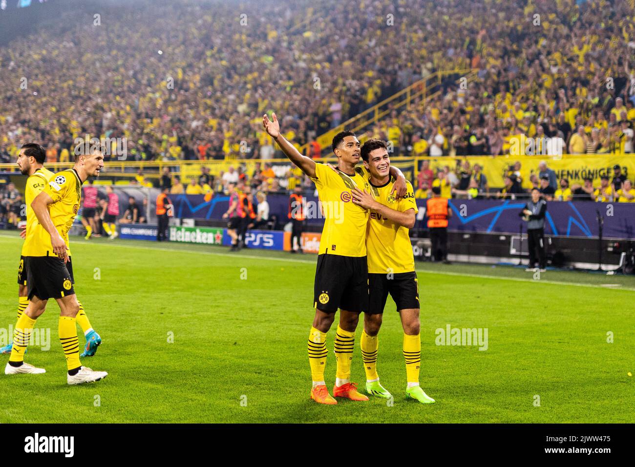 Dortmund, Allemagne. 06th septembre 2022. Jude Bellingham (22) de Dortmund marque ses points pour 3-0 et fête avec Giovanni Reyna (7) lors du match de la Ligue des champions de l'UEFA entre Dortmund et le FC Copenhague au parc signal Iduna de Dortmund. (Crédit photo : Gonzales photo/Alamy Live News Banque D'Images