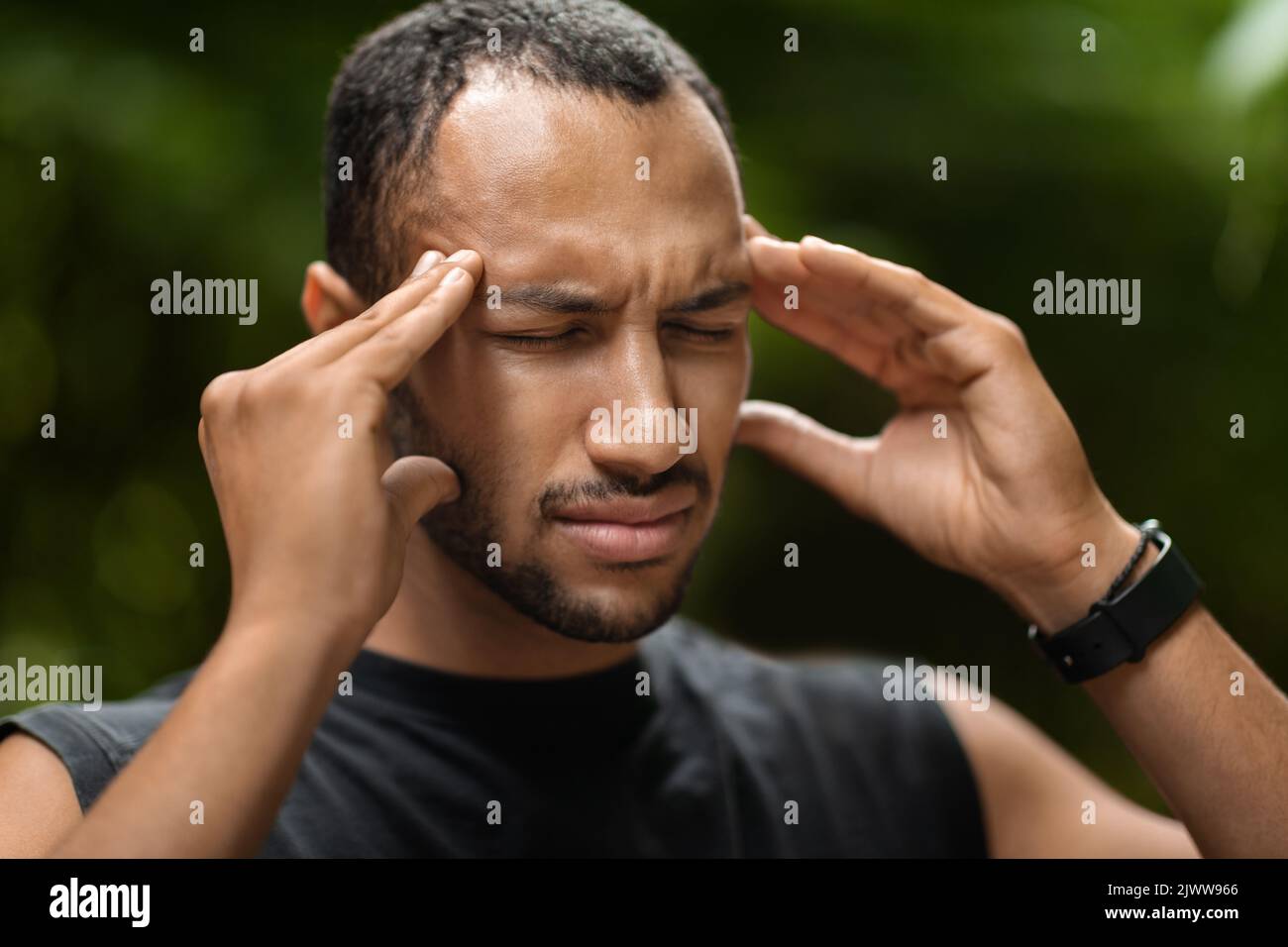 Gros plan de l'athlète noir souffrant de migraine pendant l'entraînement Banque D'Images