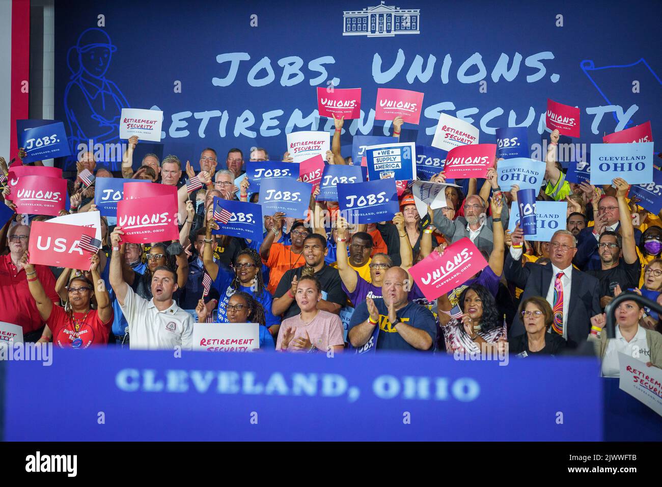 Le président Joe Biden prononce des remarques sur la protection des pensions du régime de sauvetage américain, mercredi, 6 juillet 2022, à l'école secondaire Max S. Hayes, à Cleveland, Ohio. (Photo officielle de la Maison Blanche par Adam Schultz) Banque D'Images